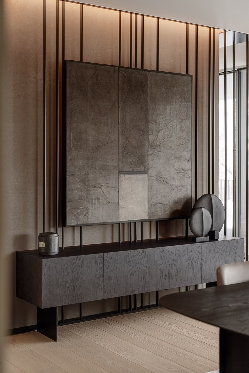 Nowoczesny salon, ciemne drewno, abstrakcyjna sztuka, minimalistyczne tło ścienne.