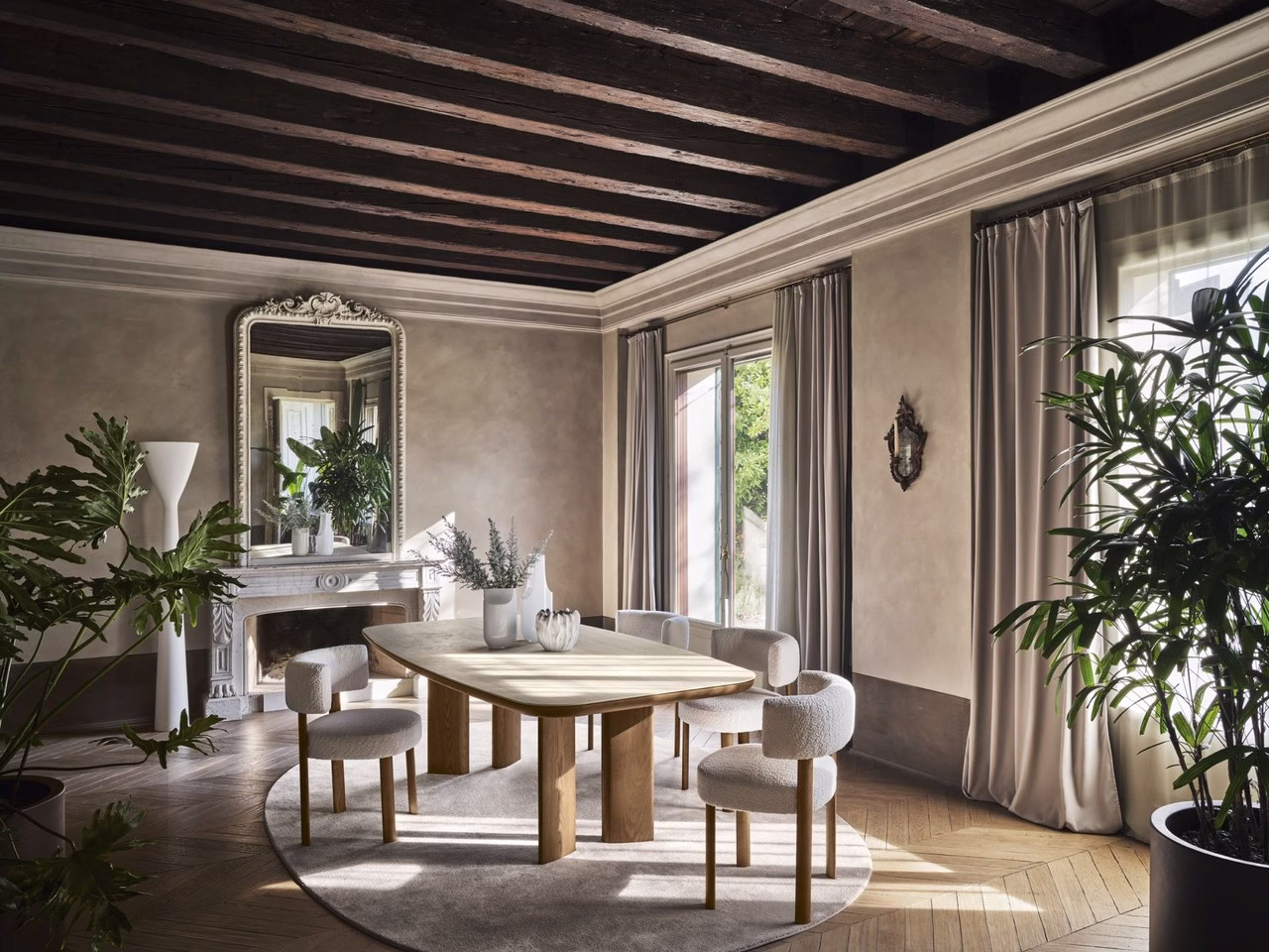 Jadalnia z drewnianym sufitem, eleganckim lustrem i nowoczesnym stołem.