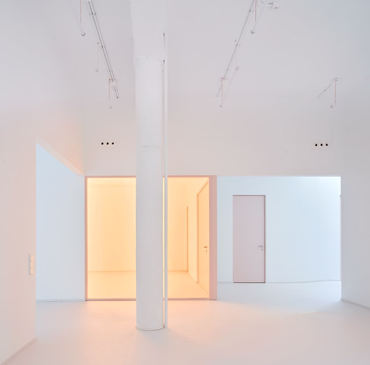 Minimalistyczne wnętrze z białymi ścianami, pomarańczowe oświetlenie, nowoczesna architektura.