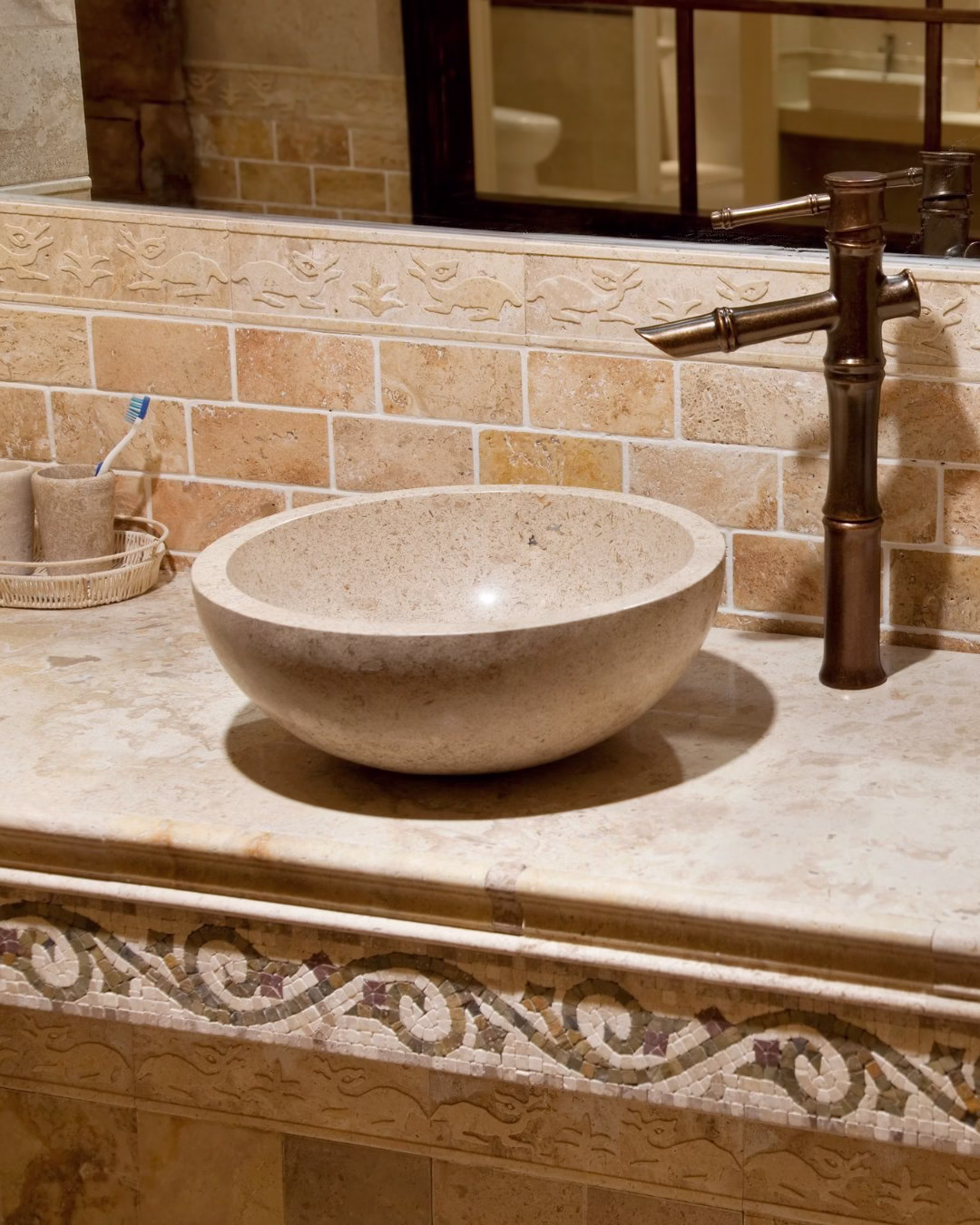 Ręcznie rzeźbiona umywalka z jasnego kamienia, antyczny mosiężny kran.