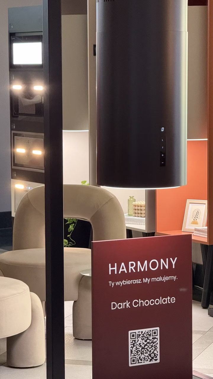 Eleganckie wnętrze z beżowymi fotelami, nowoczesną lampą i ciepłymi barwami.