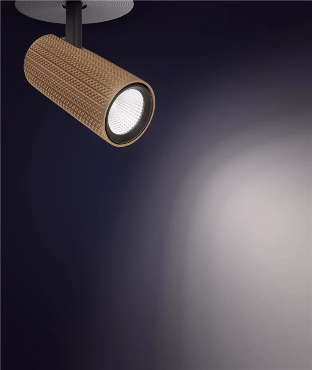 Nowoczesna lampa sufitowa z drewnianą fakturą na ciemnym tle.