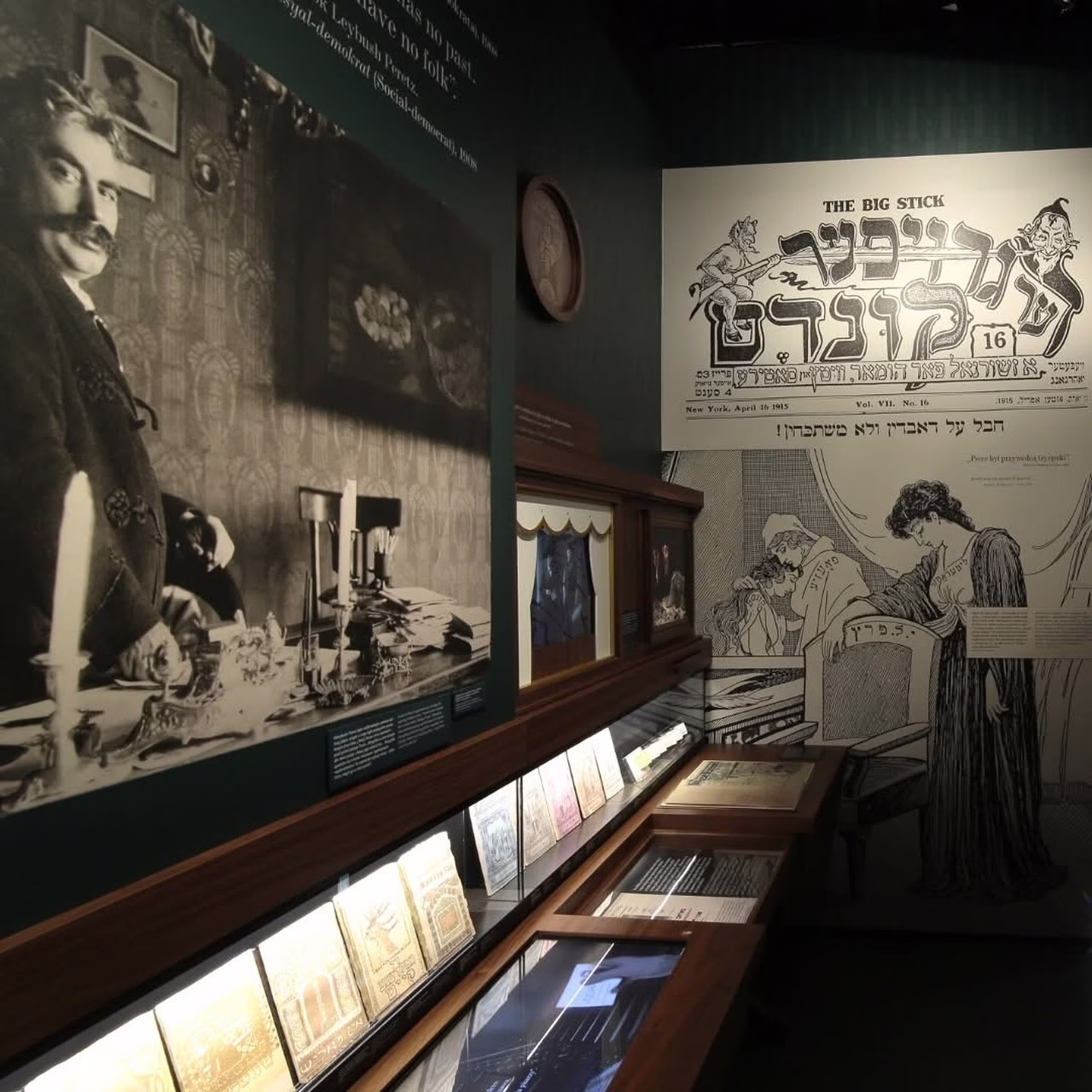 Wystawa historyczna z czarno-białymi fotografiami i starymi dokumentami na ścianach.