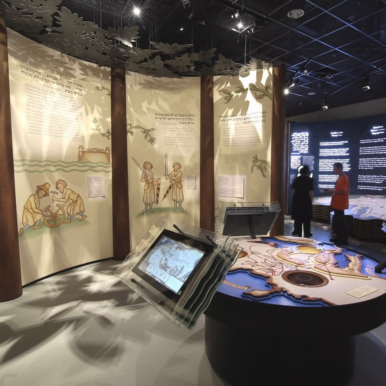 Wystawa muzealna z makietą, iluminacjami i dekoracyjnymi panelami ściennymi.