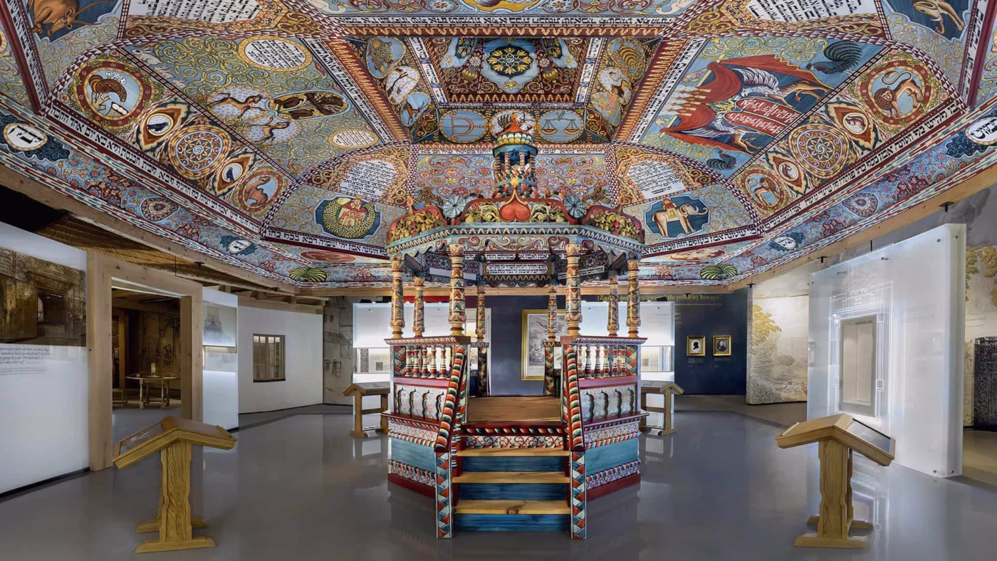 Kolorowy sufit synagogi, bogato zdobiony motywami zwierzęcymi i roślinnymi.