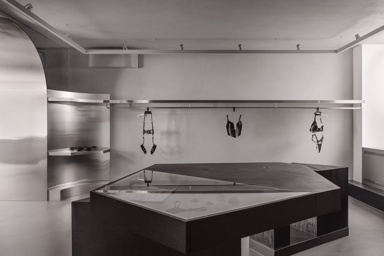 Nowoczesne wnętrze z metalowymi elementami i akcesoriami na wieszaku.