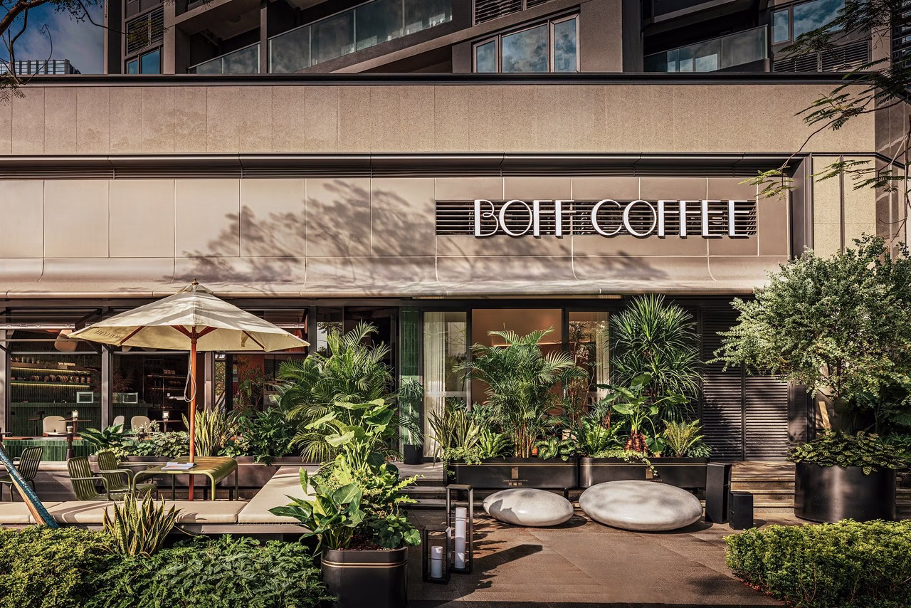 Kawiarnia Boh Coffee zewnętrzny taras, zielone rośliny, parasol, nowoczesna architektura