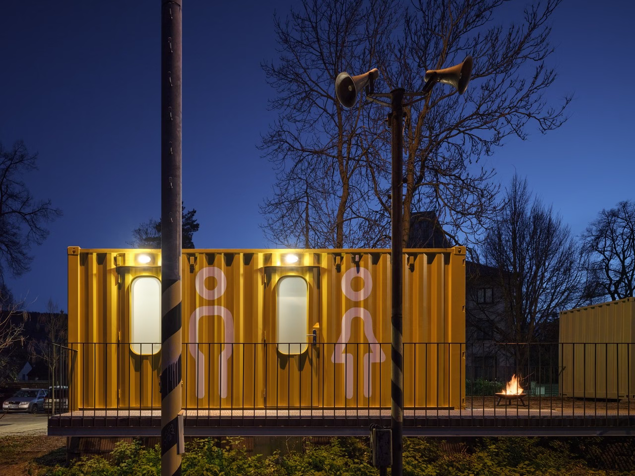 Żółty kontener biurowy w nowoczesnym stylu z logo toalet.